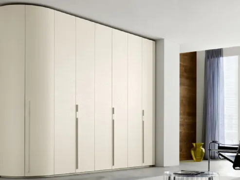 Armadio design Anta Curva Lineare con ante battenti in legno laccato di Napol