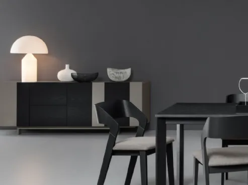 Madia in legno di rovere con inserti in laccato opaco Vitae bassa di Napol Arredamenti
