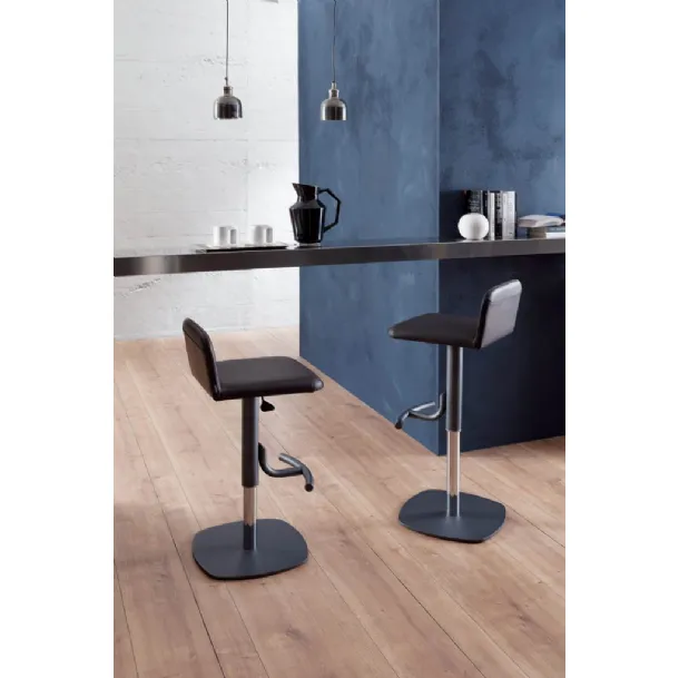 Sgabello di Ozzio modello Cooper