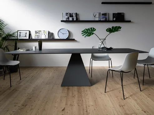 Tavolo con base a piramide in MDF e piano rettangolare nero Landing di Infiniti
