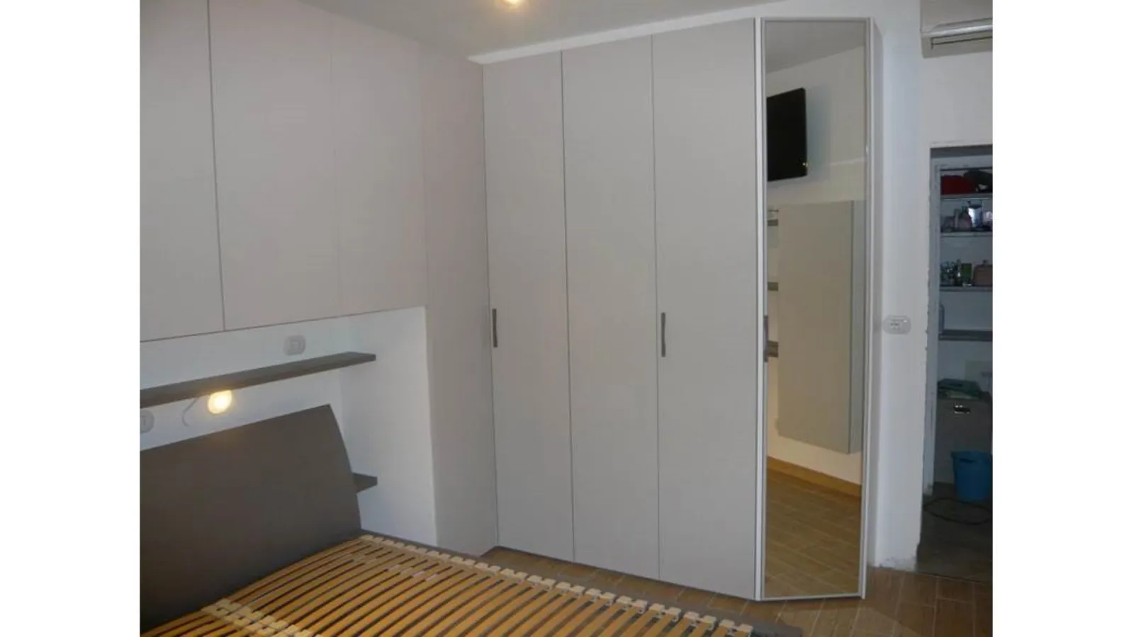 Camera Con Armadio Ad Angolo