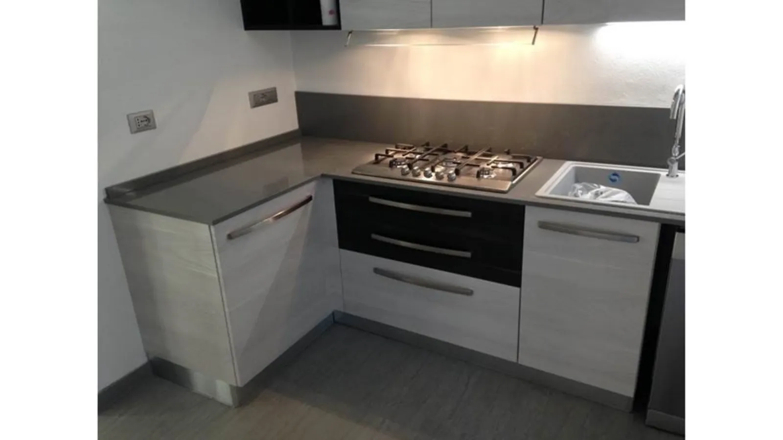 Cucina moderna in piccolo ambiente