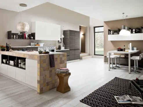 Cucina in muratura con un'impronta di innovazione che gioca su un mix di stili e tonalità, penisola in muratura, ante in legno pulito e lineare Comp 06 di Arrex