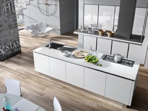 Cucina con isola centrale con vani inferiori Bijou di Aran