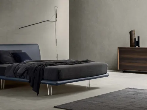 Letto in ecopelle blu con cucitura a vista Myo di Zanette