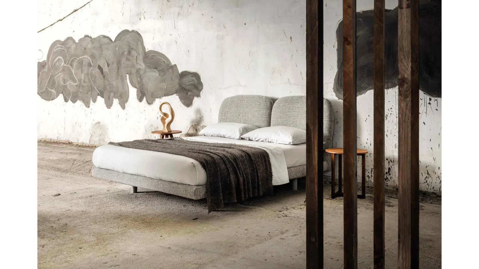 Letto matrimoniale completamente rivestito in tessuto Robin di Veneran