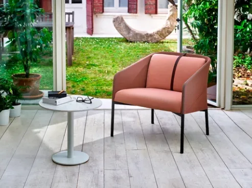 Poltroncina con rivestimento in tessuto e cinghia in pelle Demoiselle Armchair di Infiniti
