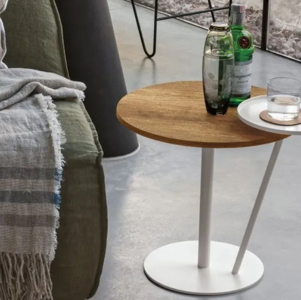Tavolino Eclisse in materico rovere carbone e laccato opaco bianco gesso di Tomasella