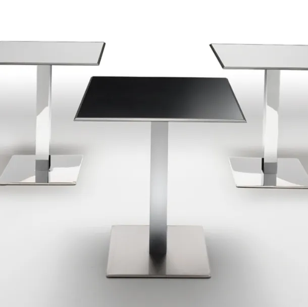 Tavolino Plano Table con piano in laminato e base in acciaio cromato di Infiniti