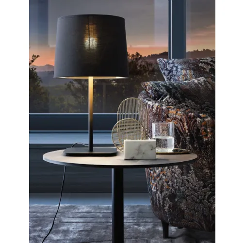 Lampada da tavolo Hygge con paralume in tessuto e base in metallo di Le Comfort