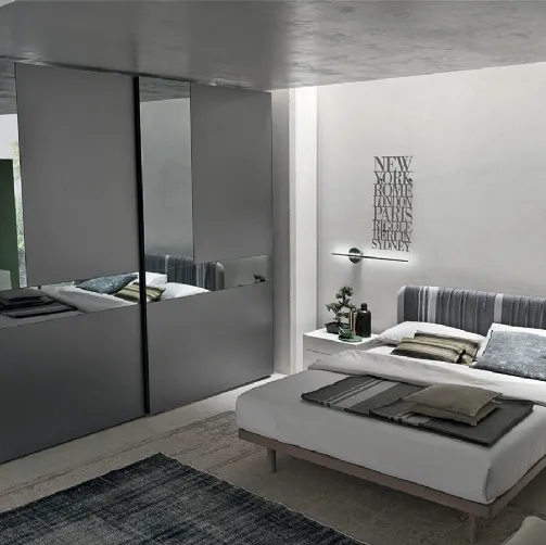 Armadio Cristal in laccato opaco antracite con ante specchio grigio e grigio satinato di Tomasella