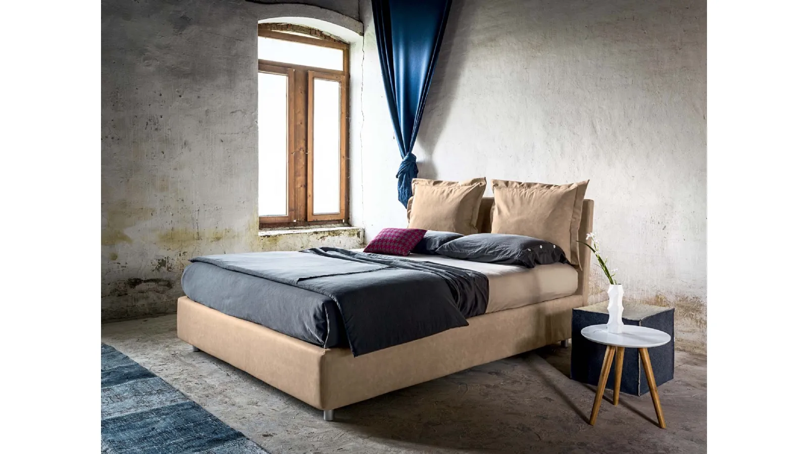 Letto in eco nabuk imbottito con testiera rivestita da cuscini rimovibili DoReMi di Veneran