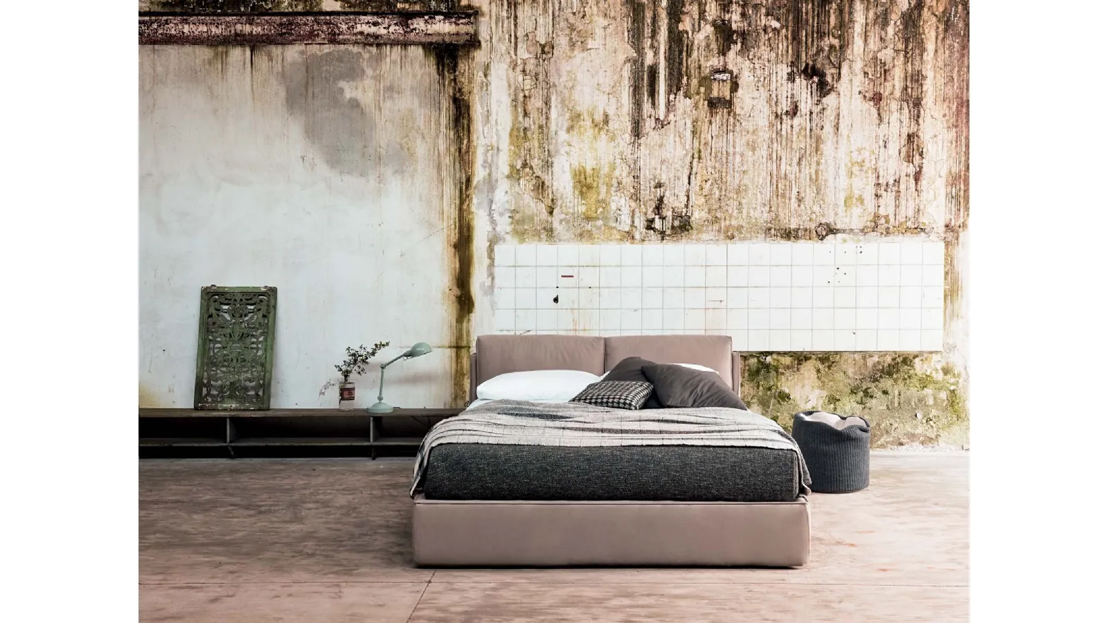 Letto in tessuto imbottito con testiera con cuscini reclinabili Icaro di Veneran