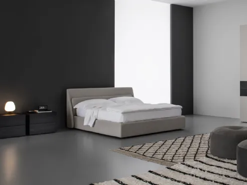 Letto con testiera e giroletti imbottiti in tessuto Hamilton di Napol Arredamenti