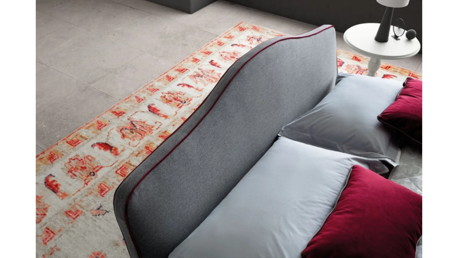 Letto in tessuto imbottito con testiera sagomata Rosa di Le Comfort