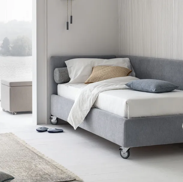 Letto singolo in tessuto imbottito con testiera Catlin di Le Comfort