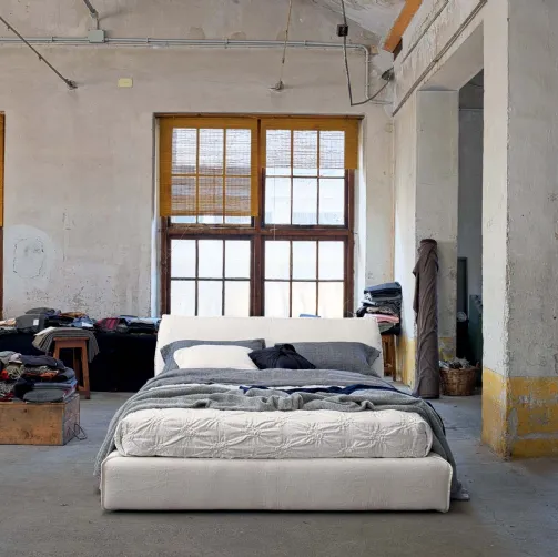 Letto con testiera rivestito in tessuto bianco imbottito Lux di Veneran