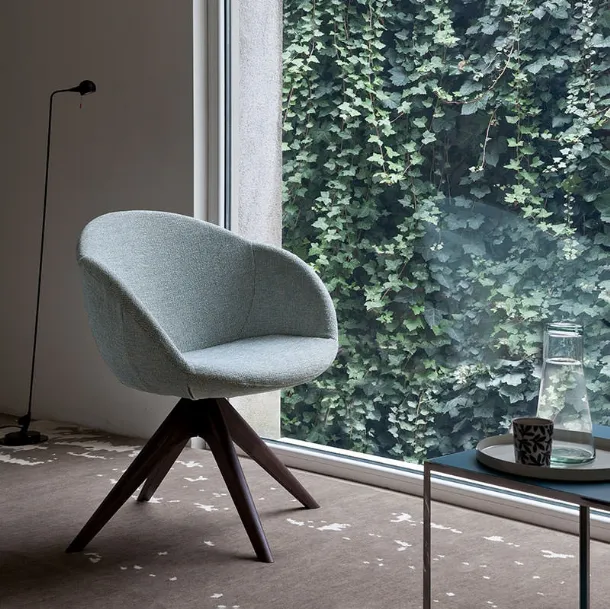 Poltroncina Bea in tessuto con base a raggera in legno di Dall'Agnese