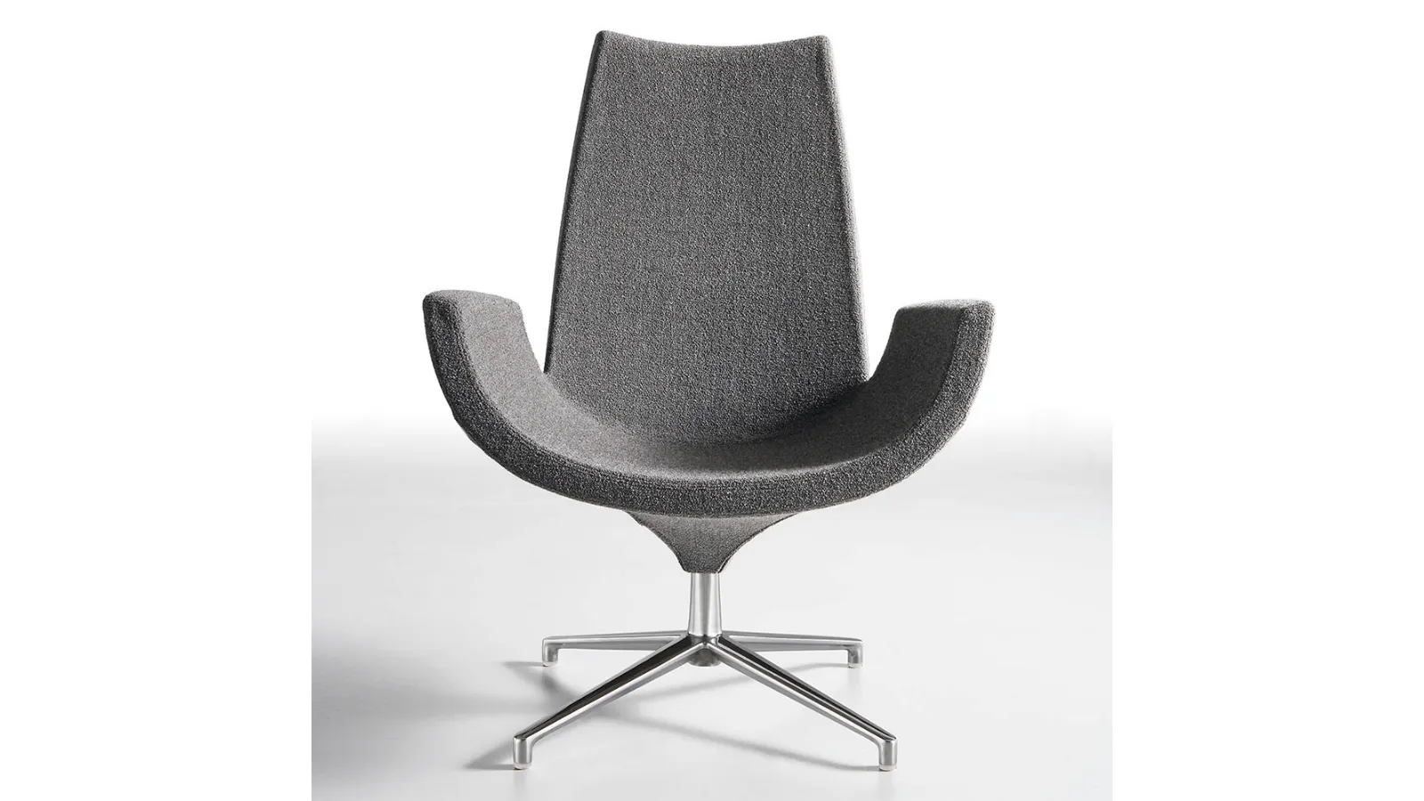 Poltroncina Lounge Beetle High Back rivestita in tessuto imbottito con base girevole in alluminio di Infiniti