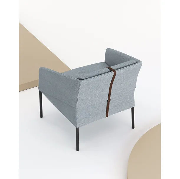 Poltroncina Demoiselle Armchair in tessuto con particolari in pelle di Infiniti