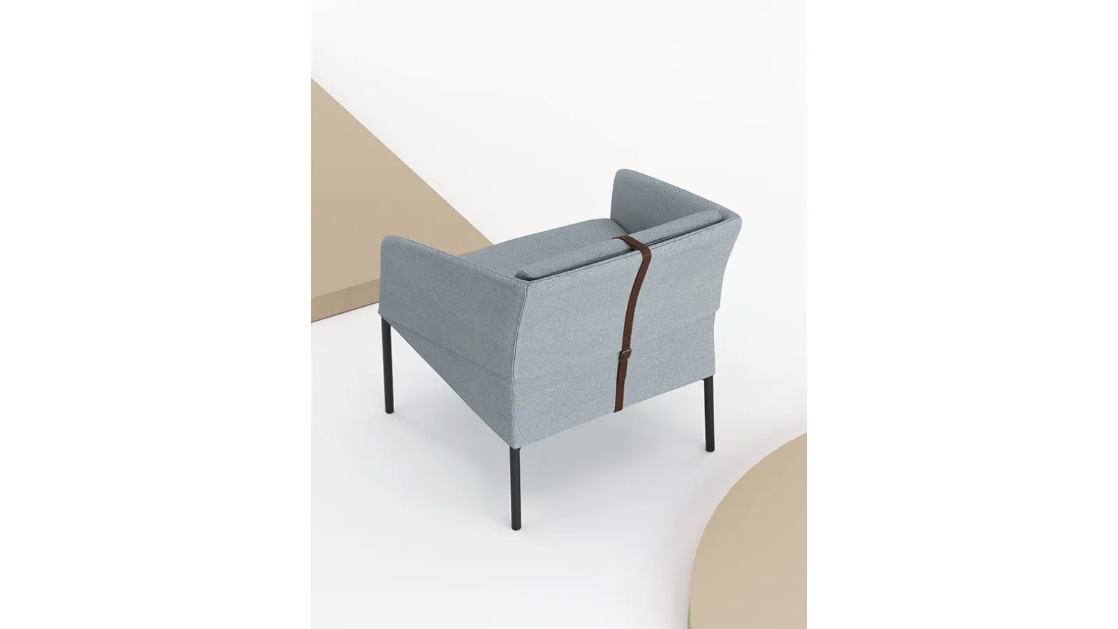 Poltroncina Demoiselle Armchair in tessuto con particolari in pelle di Infiniti