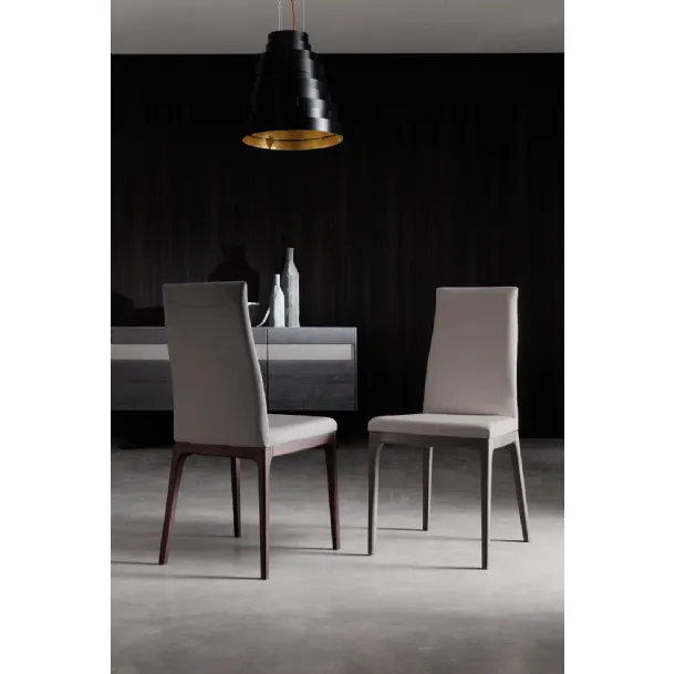 Sedia in pelle con base in faggio tinto Blues di Ozzio