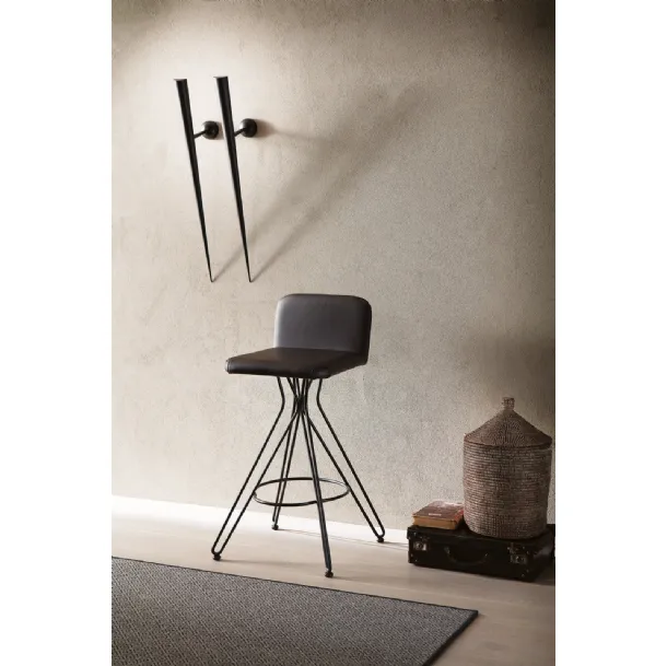 Sgabello fisso con basamento in filo metallico e seduta rivestita in pelle Caleb di Ozzio