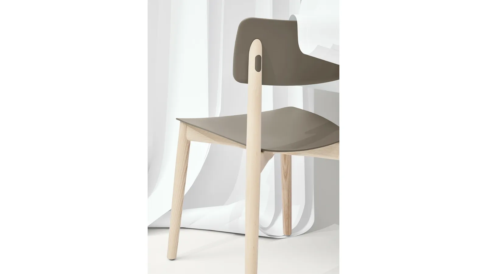 Sedia Eastwood in polipropilene con struttura in Frassino Naturale di Infiniti