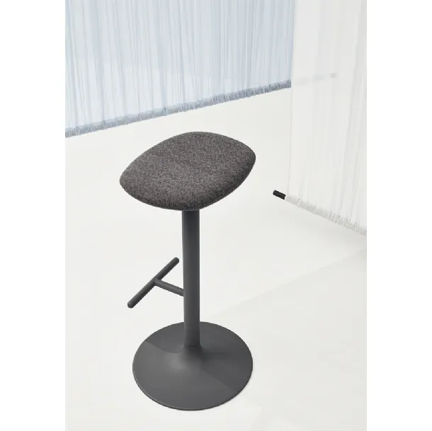 Sgabello Flink Stool con seduta in tessuto imbottito e base in acciaio di Infiniti