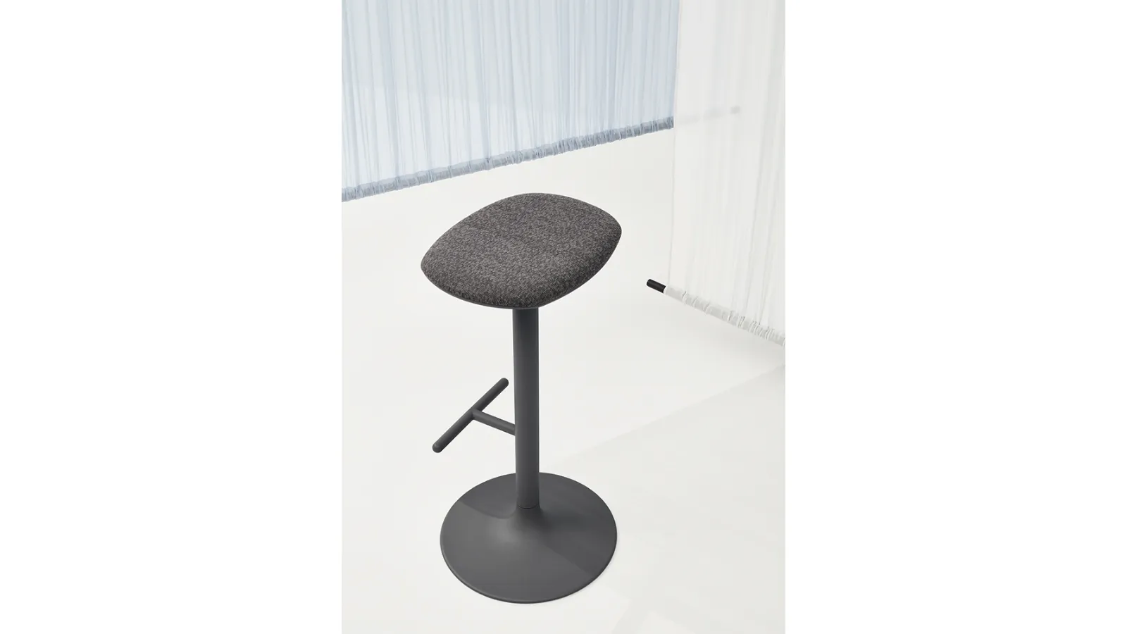 Sgabello Flink Stool con seduta in tessuto imbottito e base in acciaio di Infiniti