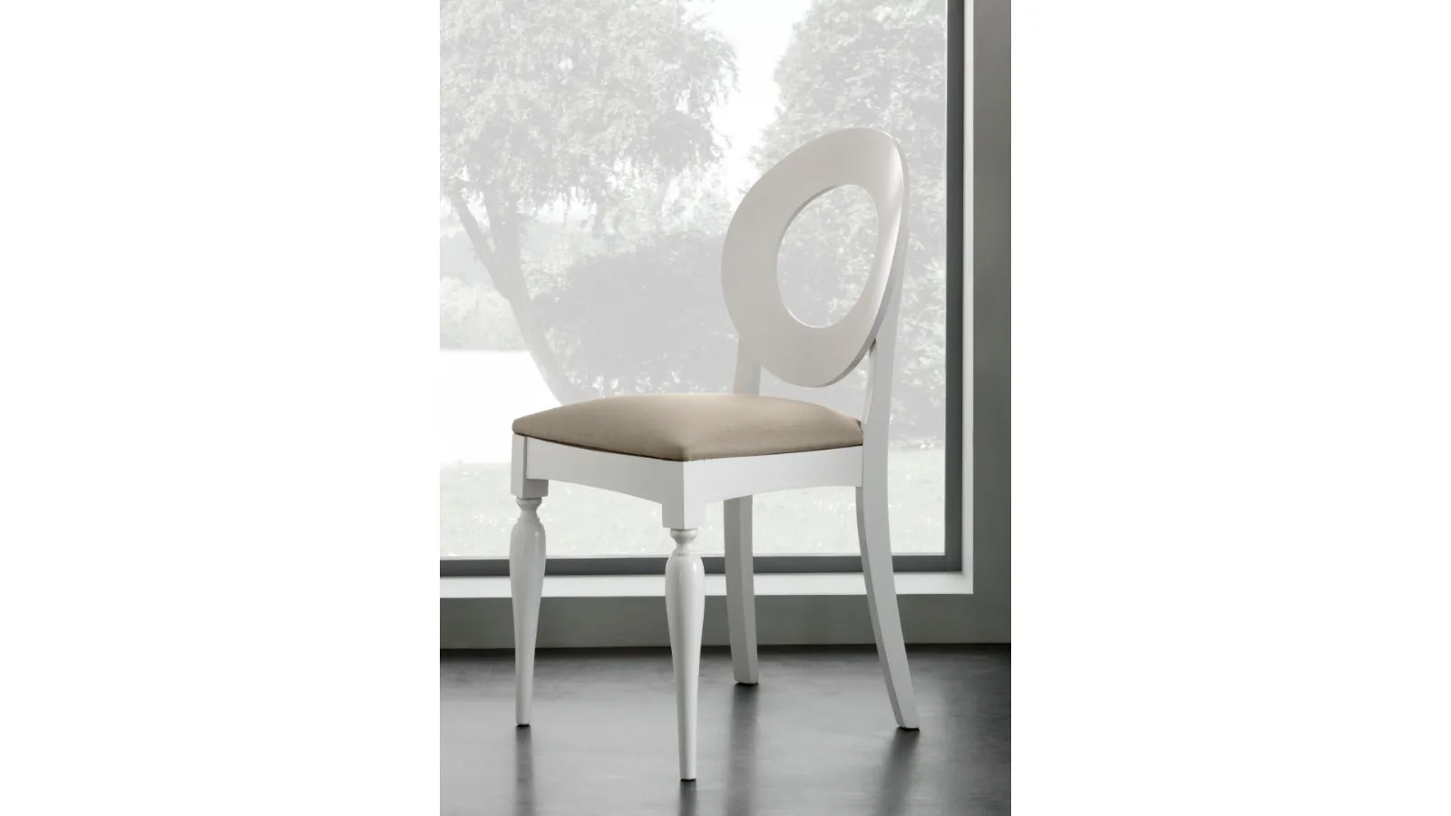 Sedia Giulietta in faggio laccato bianco con seduta in tessuto imbottito di Eurosedia