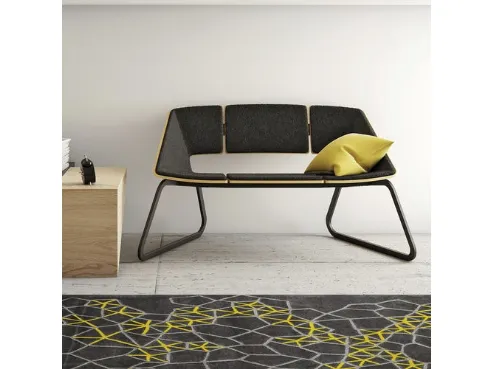 Sedia su gambe a slitta con sedute in legno rivestito in tessuto Hug Sofa di Infiniti