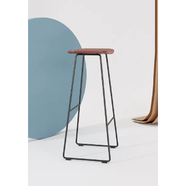 Sgabello Klejn Kitchen Stool con seduta in ecopelle e base in tondino di acciaio di Infiniti