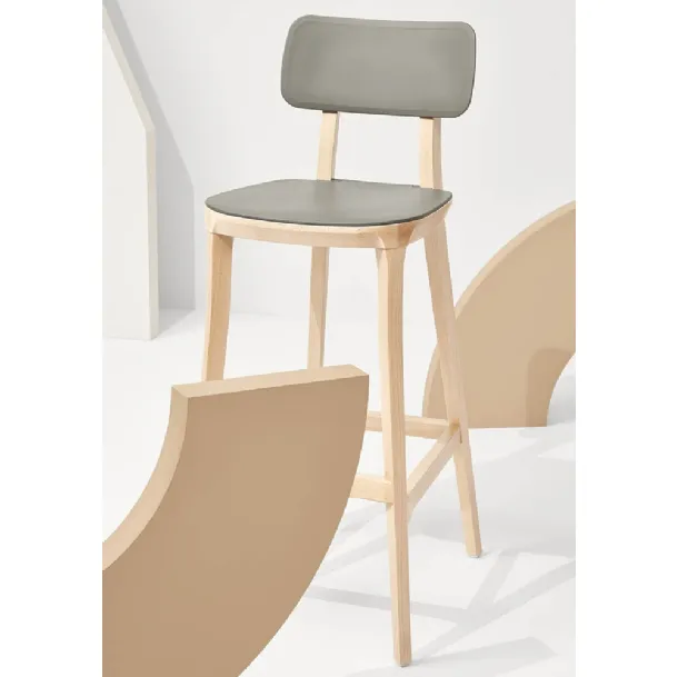 Sgabello Porta Venezia Kitchen Stool in polipropilene con struttura in Faggio massello Naturale di Infiniti