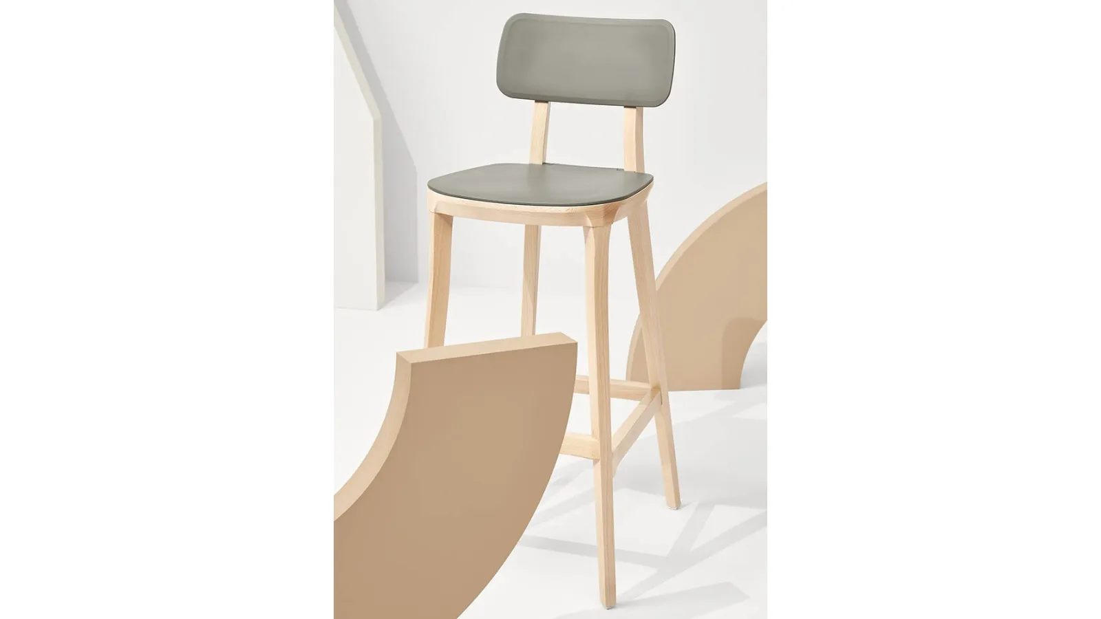 Sgabello Porta Venezia Kitchen Stool in polipropilene con struttura in Faggio massello Naturale di Infiniti