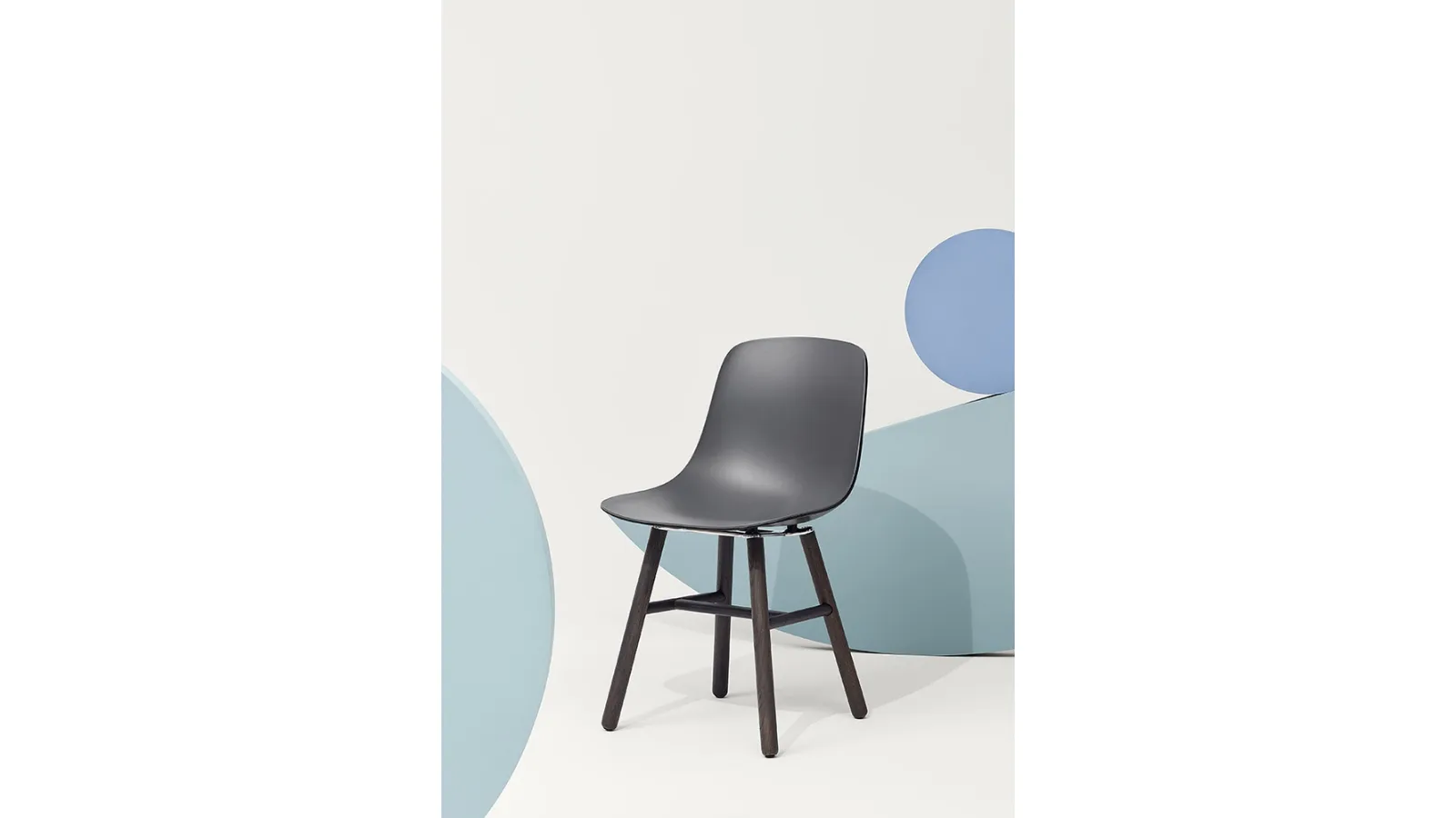 Sedia Pure Loop Binuance Retro con scocca in polipropilene Grigio Ardesia e Nero Carbone con base in Rovere verniciato Nero di Infiniti