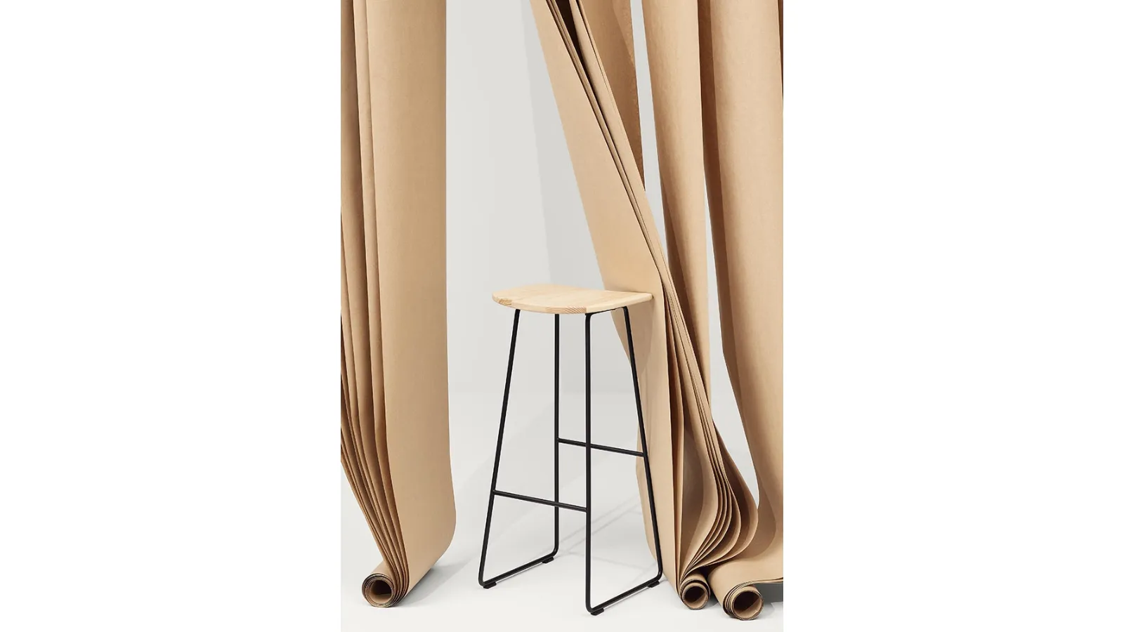 Sgabello Klejn Wood Stool con seduta in Frassino e base in tondino di acciaio di Infiniti