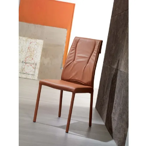Sedia in pelle con doppio rivestimento e risvolto fissato sul retro dello schienale Luxy di Ozzio