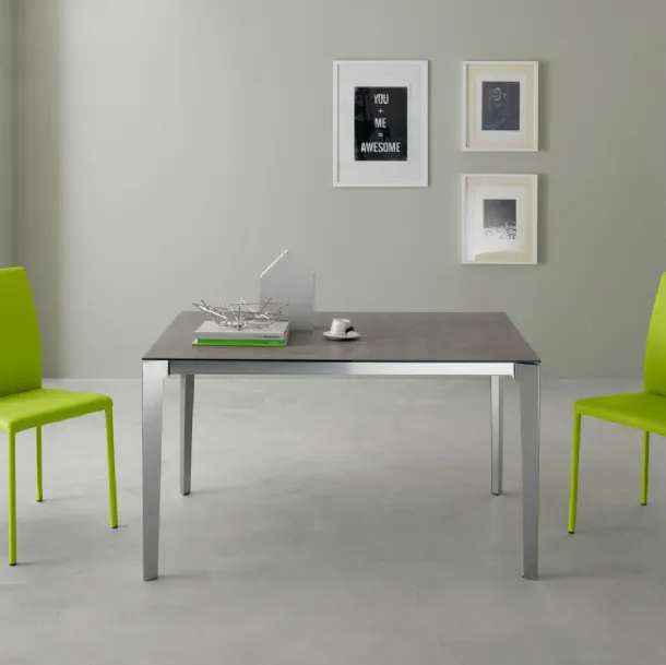 Sedia Miriam con struttura in metallo e rivestimento in pelle di Eurosedia