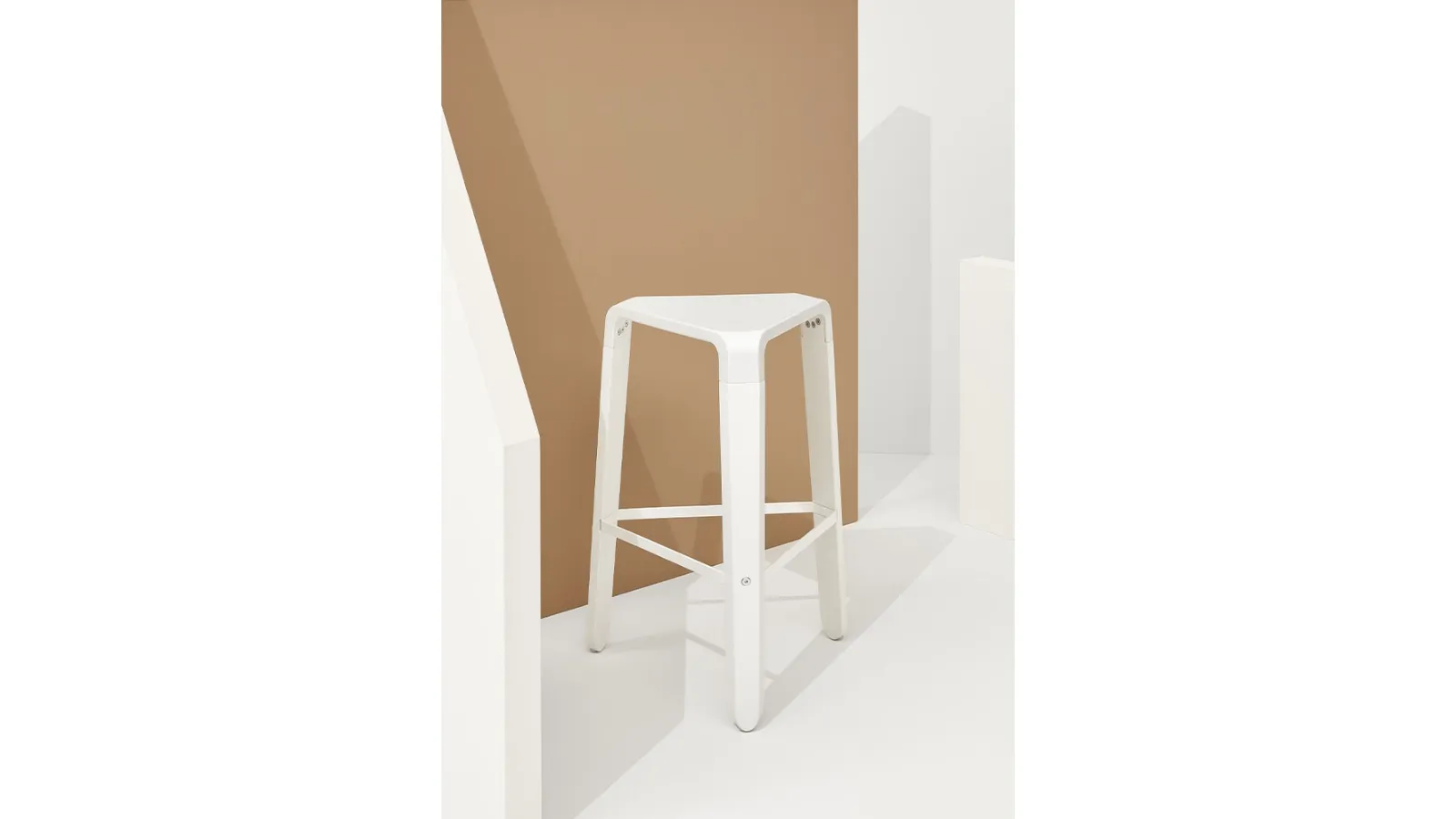 Sgabello Picapau Stool in polipropilene Bianco con telaio in legno di Faggio massello laccato Bianco di Infiniti