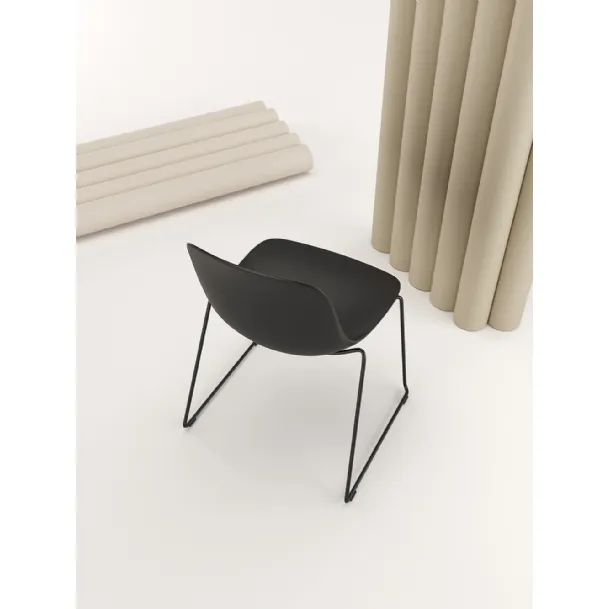 Sedia Pure Loop Mono Sled con scocca in polipropilene e base in acciaio di Infiniti
