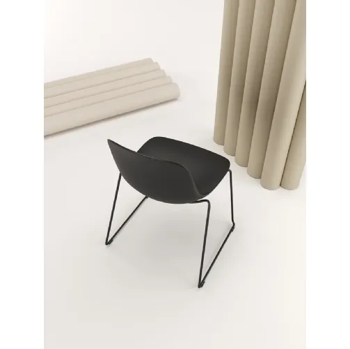 Sedia Pure Loop Mono Sled con scocca in polipropilene e base in acciaio di Infiniti