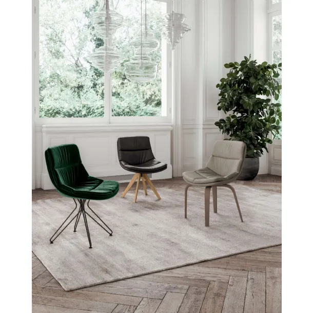 Sedia Sally in pelle imbottita e trapuntata con base in legno di Ozzio