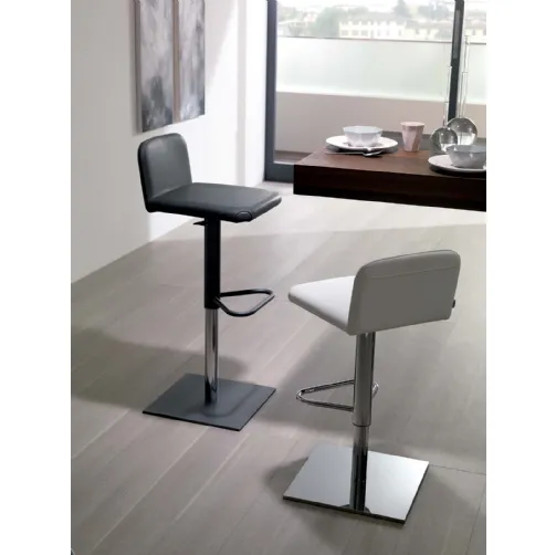 Sgabello con alzata a gas, basamento in metallo e seduta rivestita in pelle Lunette di Ozzio