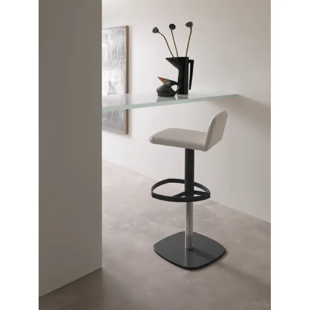 Sgabello con alzata a gas, basamento in metallo e seduta rivestita in pelle Simple di Ozzio