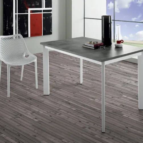 Tavolo Evo con top in laminato cemento e base in metallo di Eurosedia