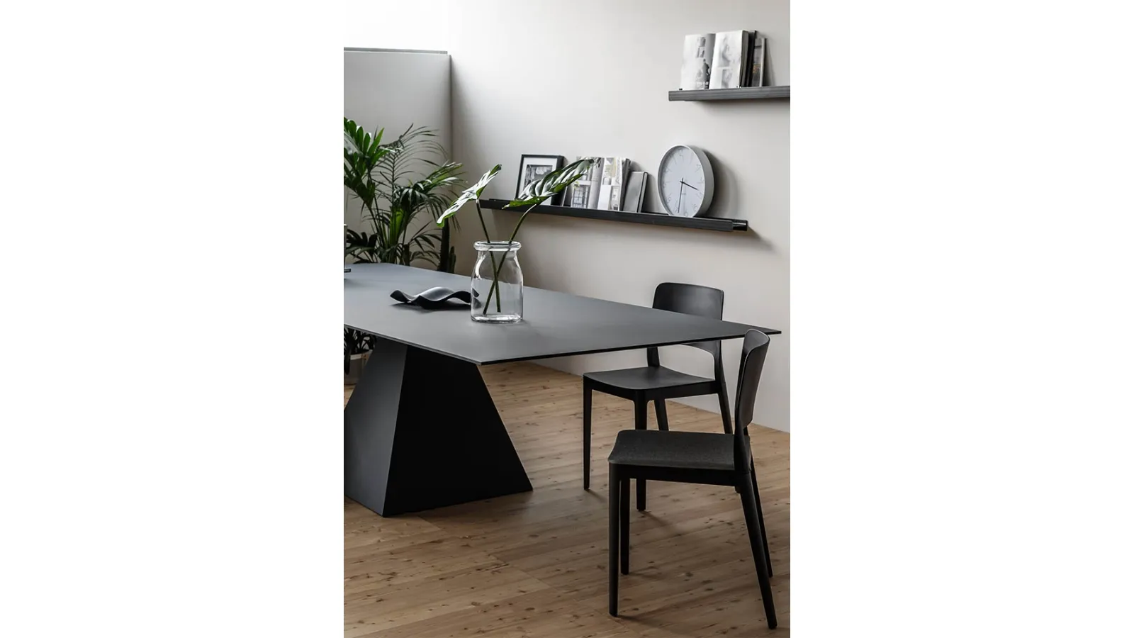 Tavolo rettangolare di design con base scultorea Landing di Infiniti
