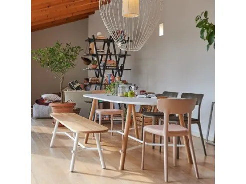 Tavolo con gambe in massello di rovere e piano in Fenix Record Living di Infiniti