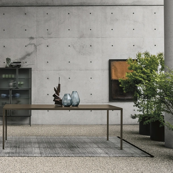 Tavolo Strong con top laccato antigraffio bronzo di Sedit