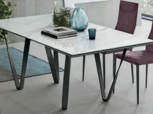 Tavolo con base in ceramica e gambe in metallo Wave di Sedit